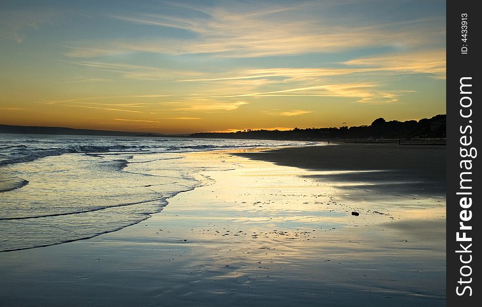 Peacefull sunset in bournemouth with refleksion in the water