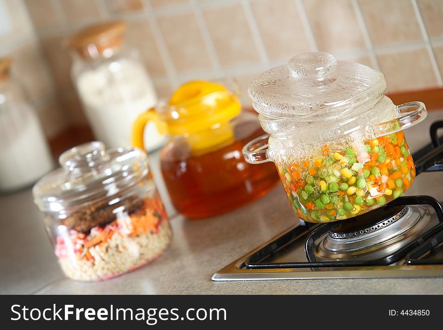 Boiling vegetables in the glass oven-proof utensil