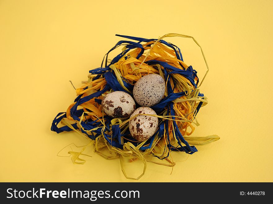 Quail mottled eggs decoration in a nest