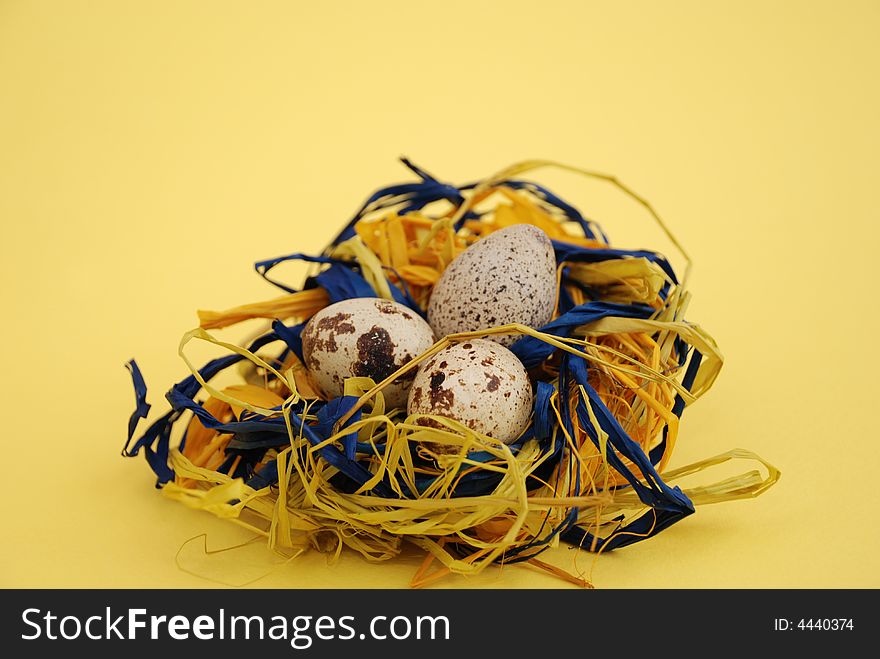 Quail mottled eggs decoration in a nest