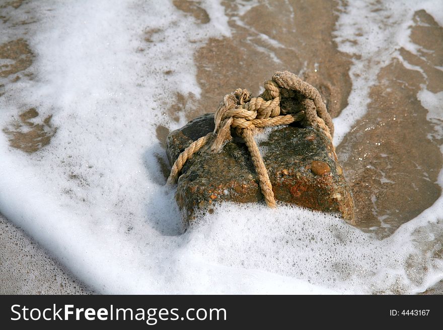 Beach and sun, water and a gift in the middle of the sure