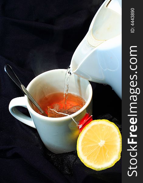 Lemon hot tea pour