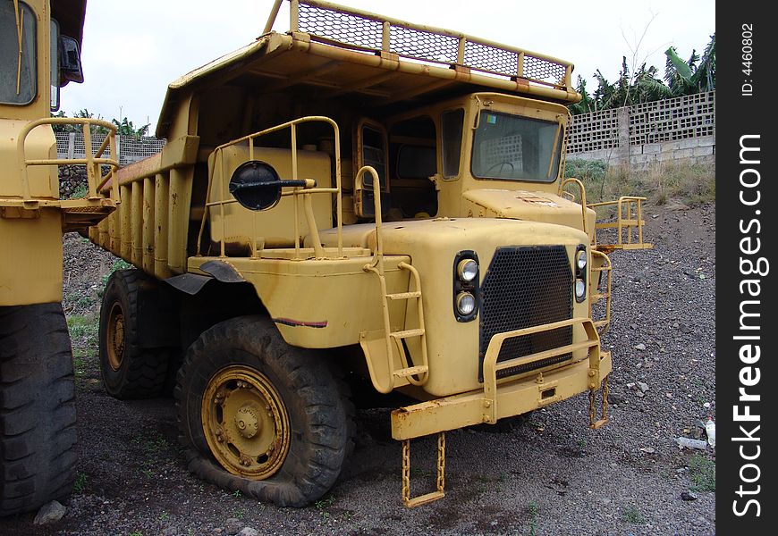 A view at an older caterpillar truck. A view at an older caterpillar truck.