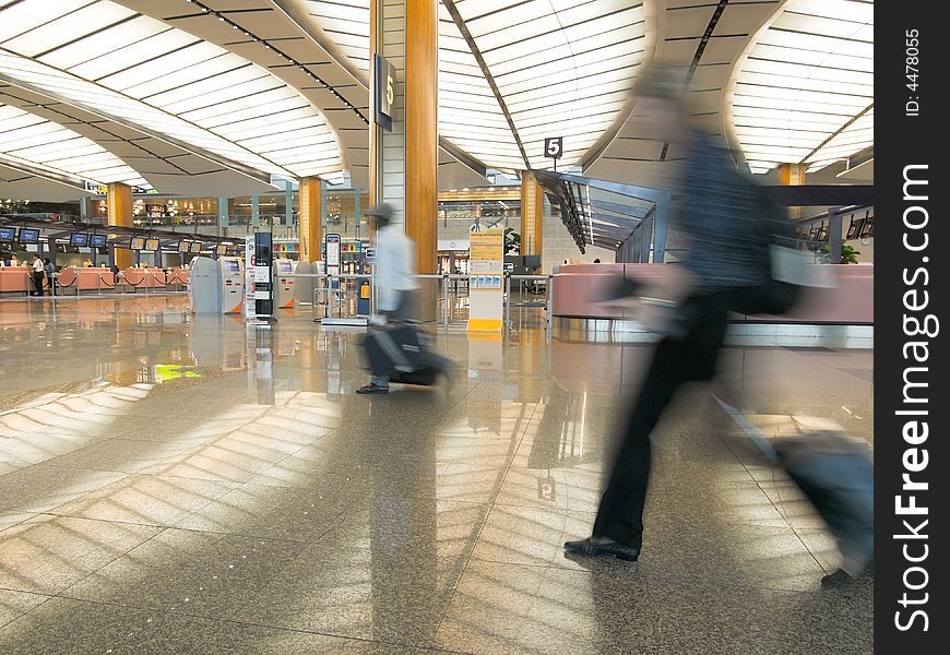 Hurried motion of travelers in an airport's departure hall