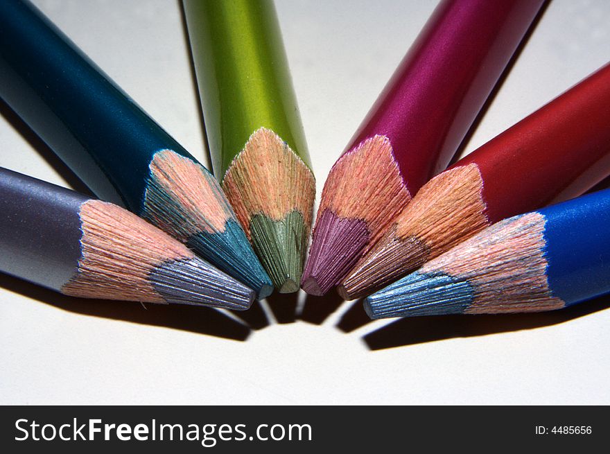 Color pencils in a circle.