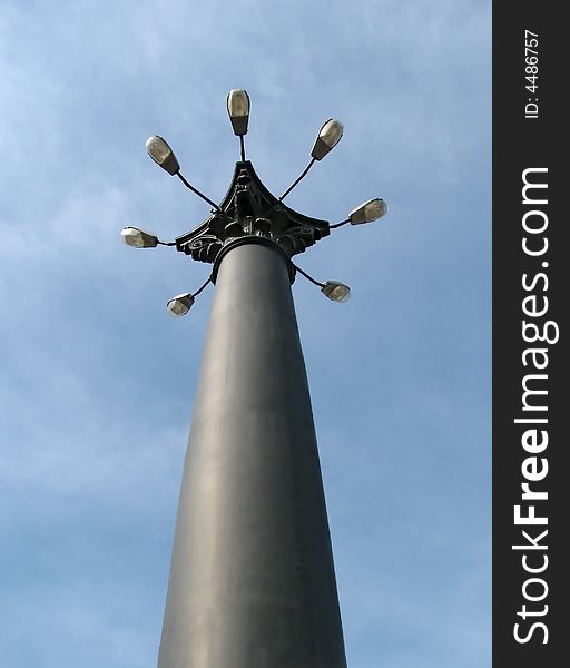 The lamppost column with eight lamps, view from below