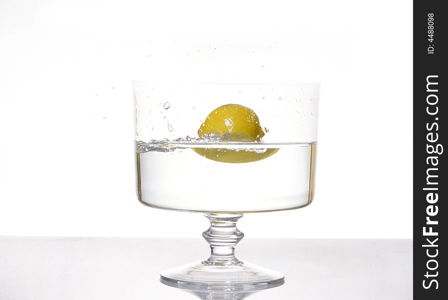 Fresh lemon splash into water