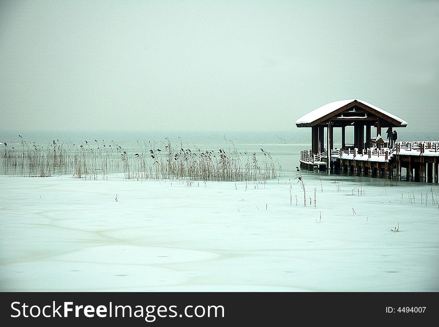 After 3 days' snow, the Tai lake shows us the quite silent. After 3 days' snow, the Tai lake shows us the quite silent