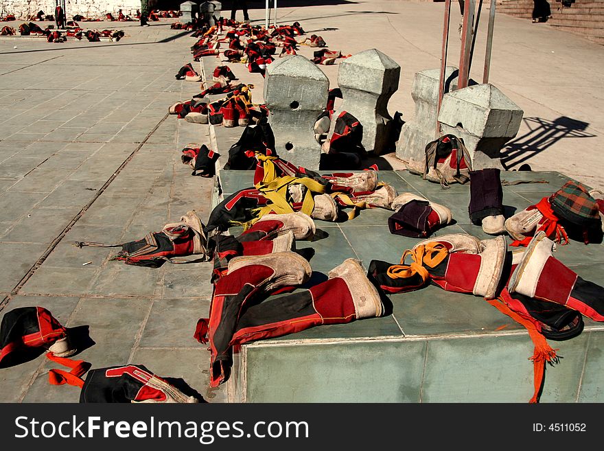 Tibetan monk must be barefoot in the morning class, they left their boots outside the classroomã€‚. Tibetan monk must be barefoot in the morning class, they left their boots outside the classroomã€‚