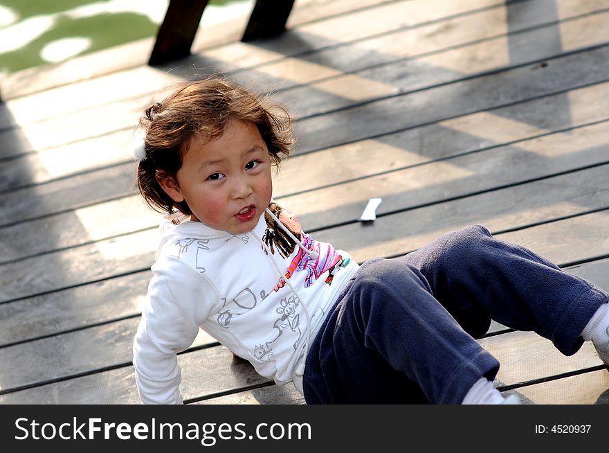 A little lovely girl is sitting.