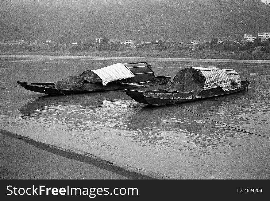 Boat, floating on Chinese Jinsajiang River