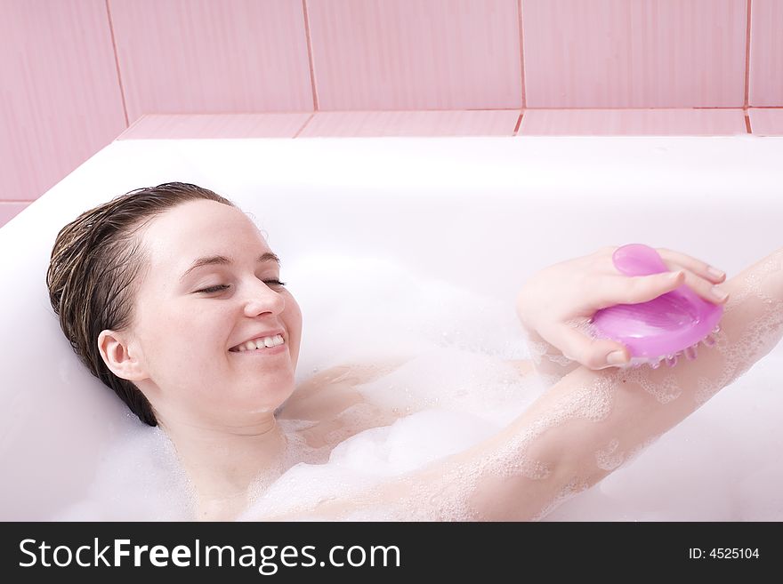 Beuatiful young woman in the bathtub. Beuatiful young woman in the bathtub