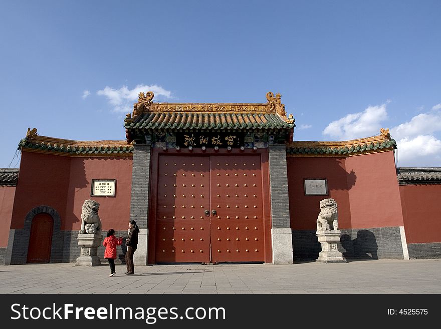 The Shenyang Imperial Palace, one of the two most intact imperial group-buildings ever existing in China, is located at Shenyang City, Liaoning Province. Covering an area of more than 60,000 square meters (about 71,760 square yards), the Shenyang Imperial Palace is one twelfth the size of the Forbidden City in Beijing. The palace consists of more than 300 rooms, formed around 20 courtyards.
Founded in 1624, the 380-year-old Shenyang Imperial Palace is one of the few ancient Chinese architectures to epitomize an ethnic culture, next to the Potala Palace in Lhasa, capital of the Tibet Autonomous Region. The palace can be divided into three sections-the eastern section, the middle section and the western section. Each section boasts of unique characteristics.
Besides the Forbidden City in Beijing, the Shenyang Imperial Palace is the only other existing palace complex in China. Within its walls much is revealed about the early Qing Dynasty. It was listed by UNESCO as a World Cultural Heritage Site in 2004 as an extension of the Forbidden City and is now the most popular and renowned tourist attraction in Shenyang.