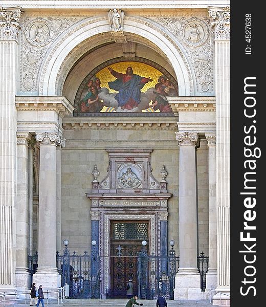 He is Budapest's tourism sight.  It Italian Renaissance style main entrance wearing his tickets, his edges korintoszi pilasters laced. He is Budapest's tourism sight.  It Italian Renaissance style main entrance wearing his tickets, his edges korintoszi pilasters laced.