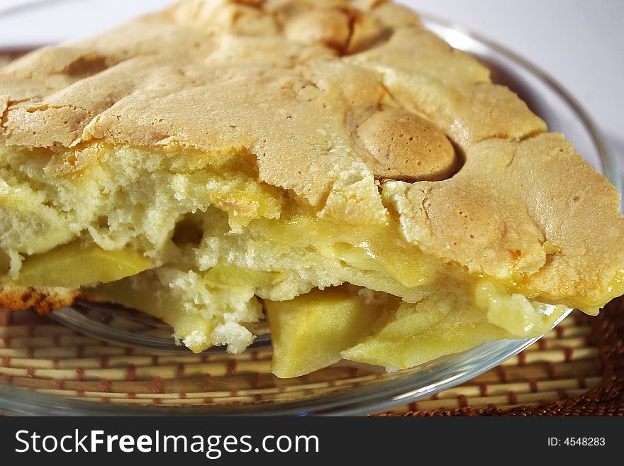 Tilted view of freshly baked apple pie