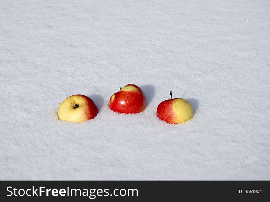 Three apples on to snow