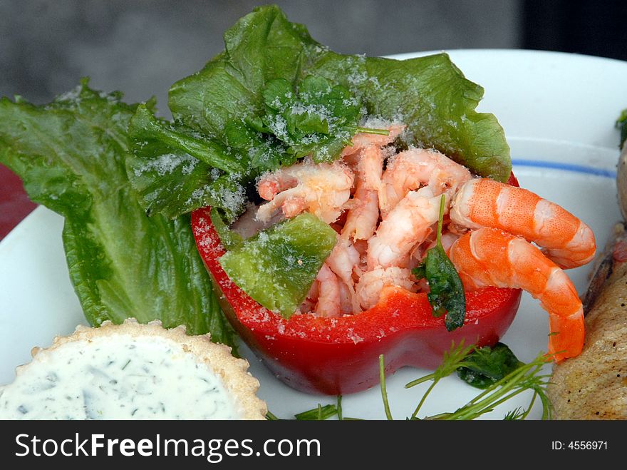 Shrimps with fresh salad leaf