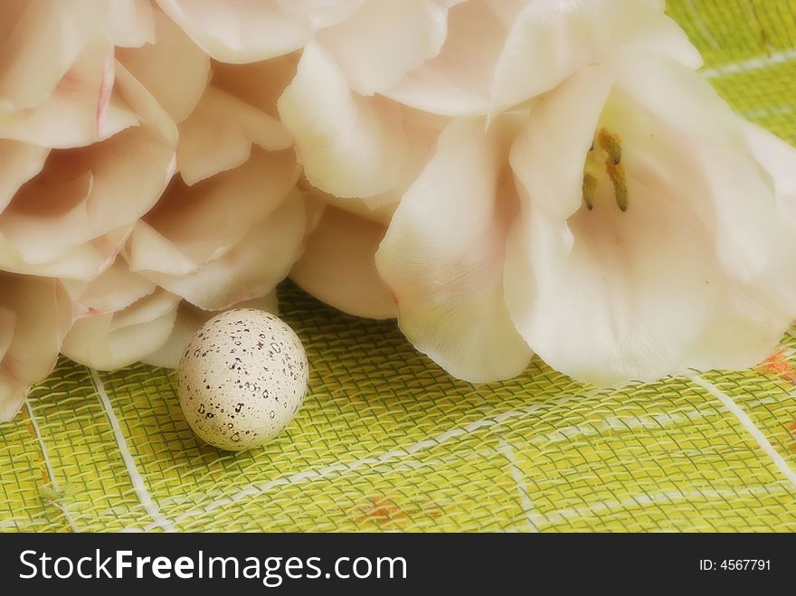 Easter decorations: tulips and egg