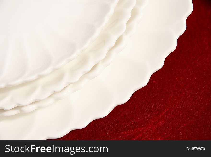 White plates isolated on red ,same style,different size.