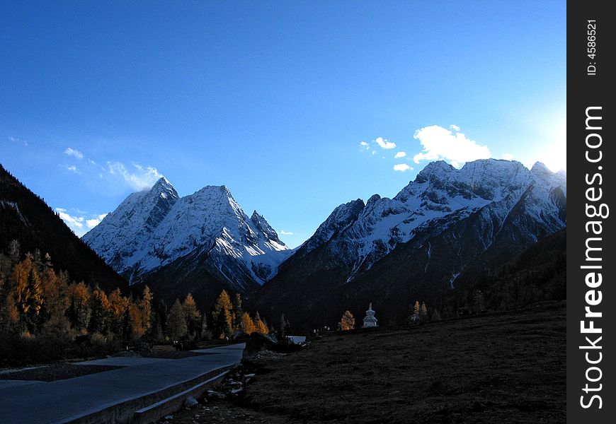 A mountain covered by snow, Took in Sichuan Province, China. This peak, named Camel Peak, has a altitude of 5100 metres (about 17,000 feet). A mountain covered by snow, Took in Sichuan Province, China. This peak, named Camel Peak, has a altitude of 5100 metres (about 17,000 feet).