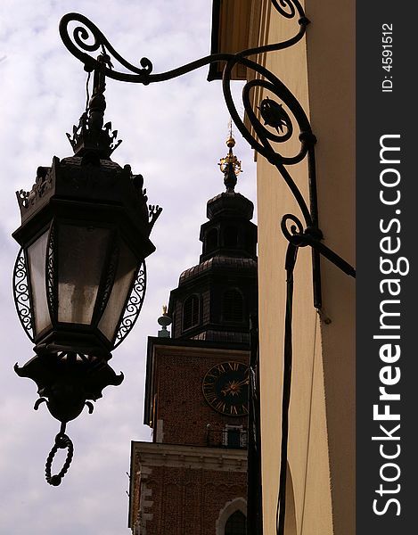 A street lamp on the front view and the town hall on the back view