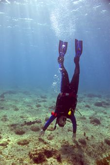 Scuba Diver Doing Handstand Royalty Free Stock Photos Scuba Diver Doing Handstand Royalty Free Stock Photos