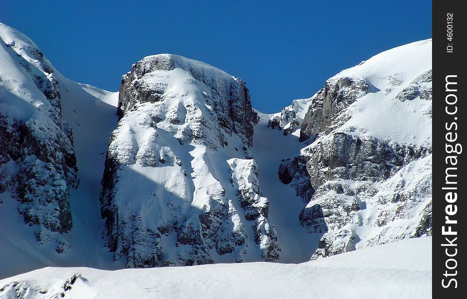 Footpath in the Bucegi mountains (Malaiesti saddleback is 2315 m altitude). Footpath in the Bucegi mountains (Malaiesti saddleback is 2315 m altitude)