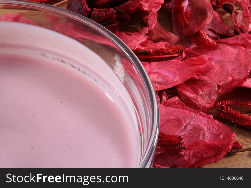 Yogurt whit red rose petals