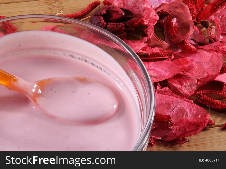 Yogurt whit red rose petals