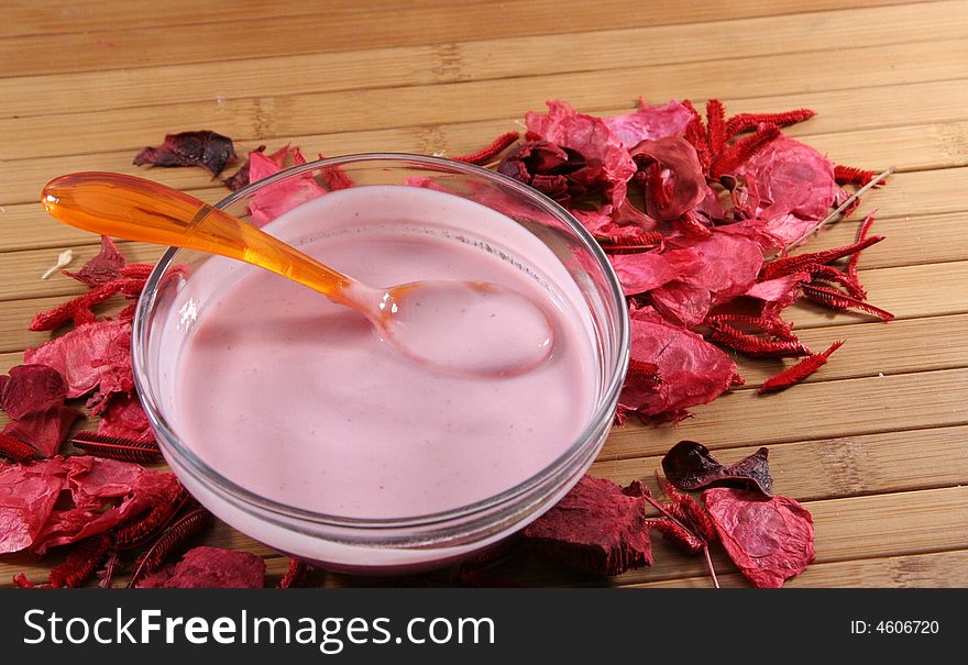 Yogurt whit red rose petals