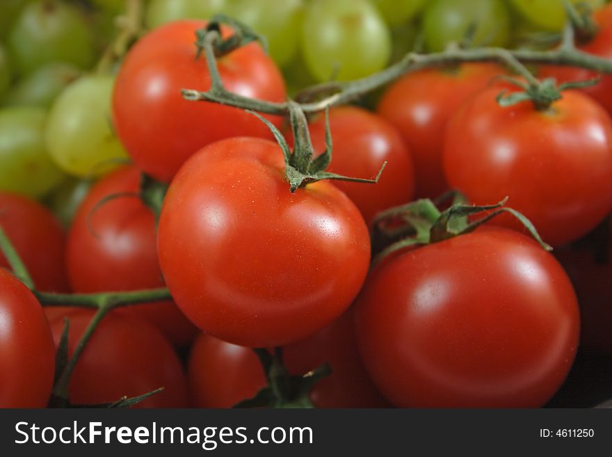 Tomatos in bunch posed on kitchen table