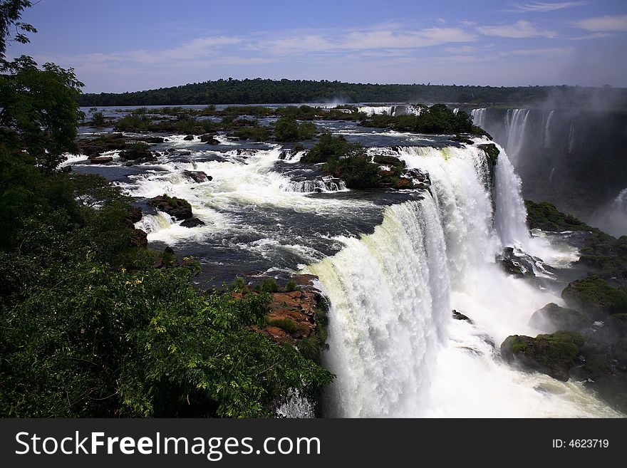 Iguassu (Iguazu; IguaÃ§u) Falls - Large Waterfalls