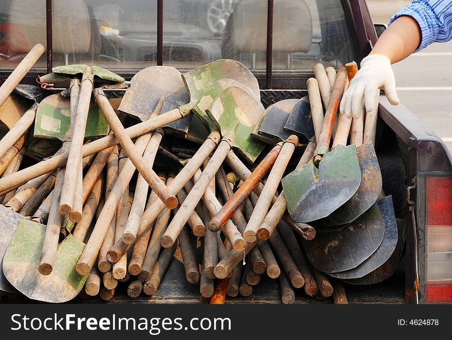 A pile of shovels on a pick up car。