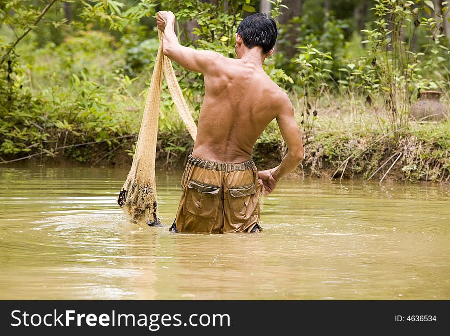 In the Asian space is often combined with a throw net fishing. In the Asian space is often combined with a throw net fishing