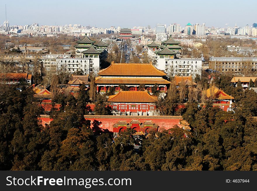 We can have a commanding prospest of the city from the jingshan hill in peking。. We can have a commanding prospest of the city from the jingshan hill in peking。