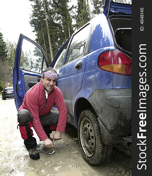 Man resolving a tyre puncture