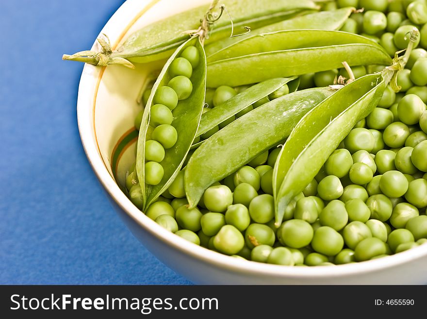 Vegetable theme: pea pod on the bowl