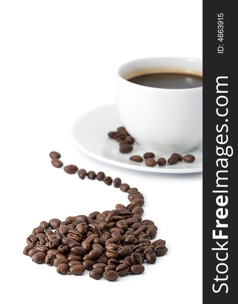 Coffee beans und white cup isolated