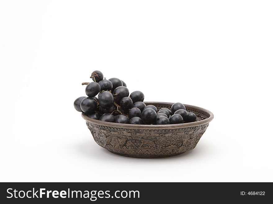 Dark blue grapes in a bowl