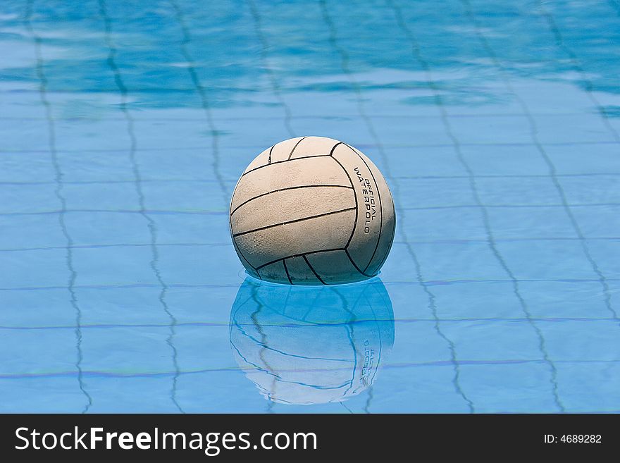 A waterpolo ball alone in a swimming pool