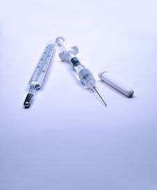 Medical Thermometer And Syringe Royalty Free Stock Photography Medical Thermometer And Syringe Royalty Free Stock Photography