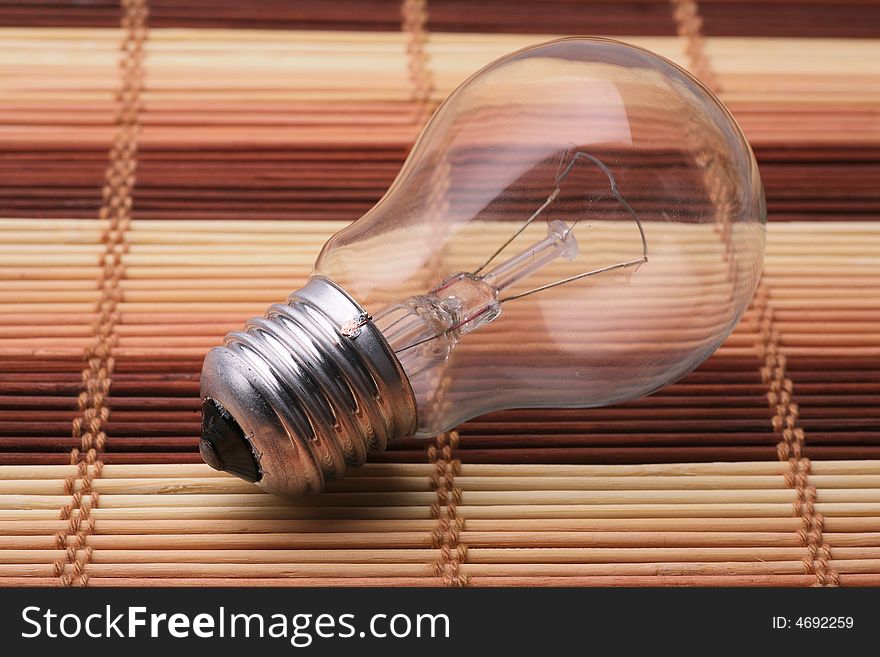 Bulb with an incandescent filament and a transparent flask