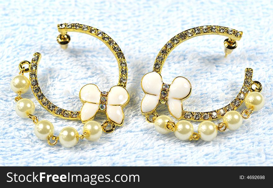 Beautiful jewelry with pearl
earring earbob. Beautiful jewelry with pearl
earring earbob