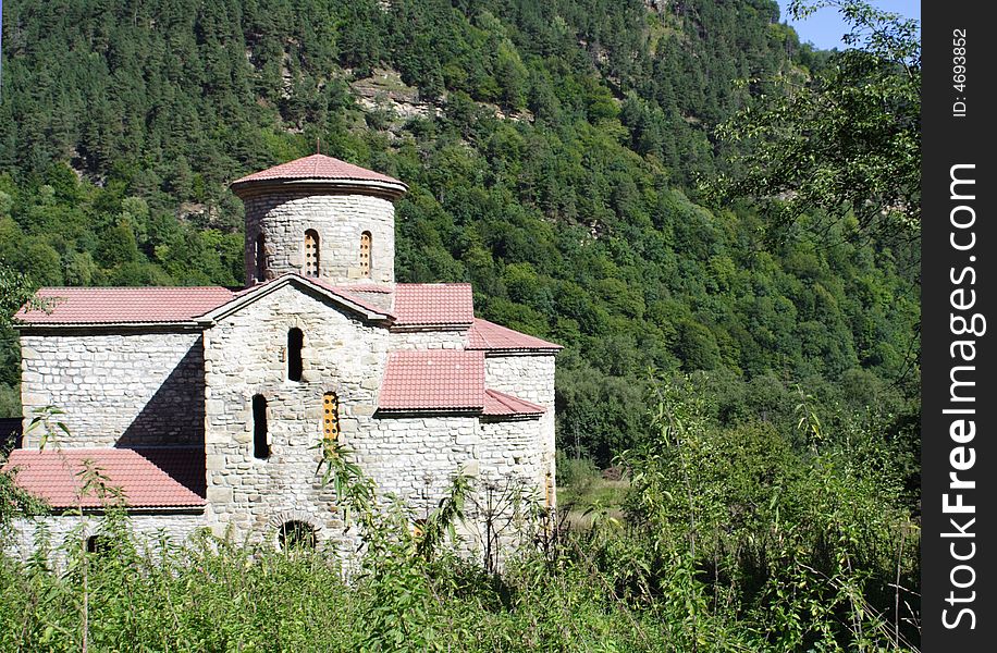 Aging church Õ age in mountain Caucasus, Arhyz,