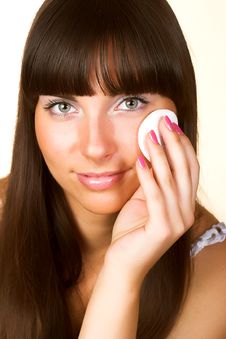 Brunette Doing Makeup Royalty Free Stock Photo