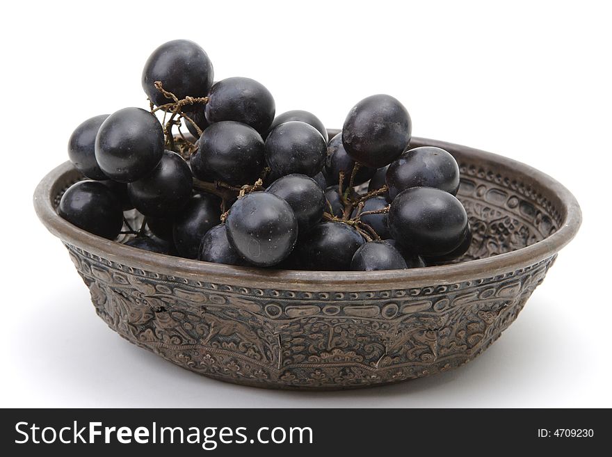 Dark blue grapes in a bowl