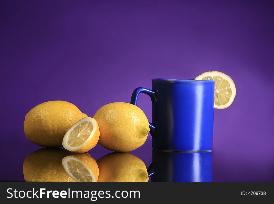 A blue cup of tea with lemons