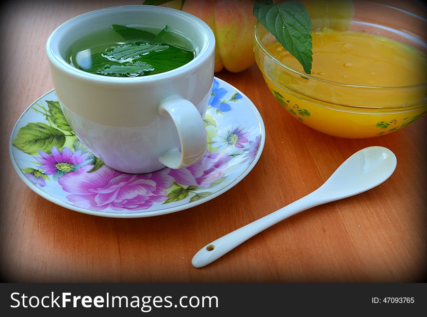 Green tea with honey and mint