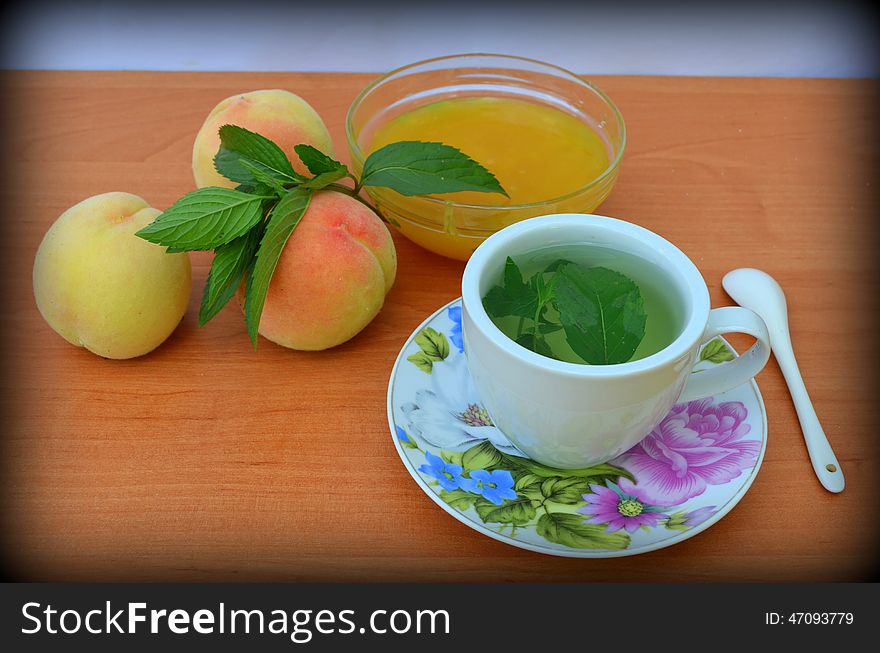 Green tea with honey and mint