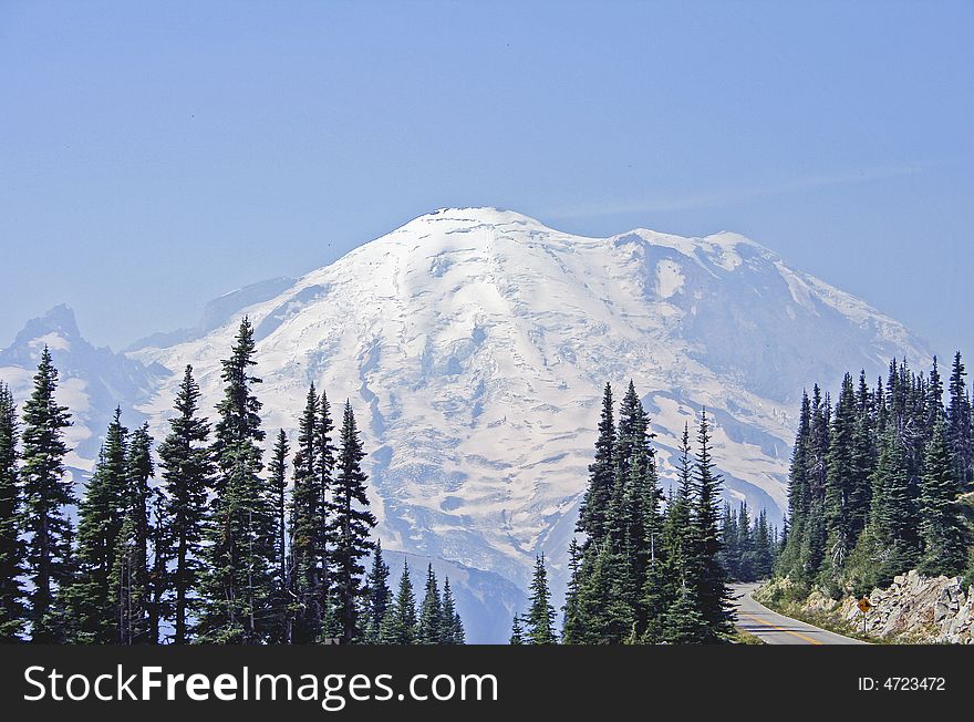 Scenic view of snow-capped Mt Rainier in Mt Rainier National Park, Washington, USA